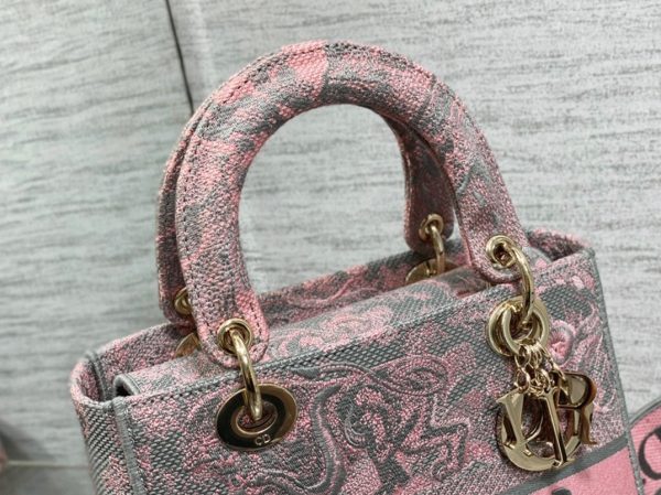 Contrefaçon Sac Lady D-Lite Medium en broderie Toile de Jouy inversée rose et grise – Image 5