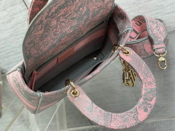 Contrefaçon Sac Lady D-Lite Medium en broderie Toile de Jouy inversée rose et grise – Image 3