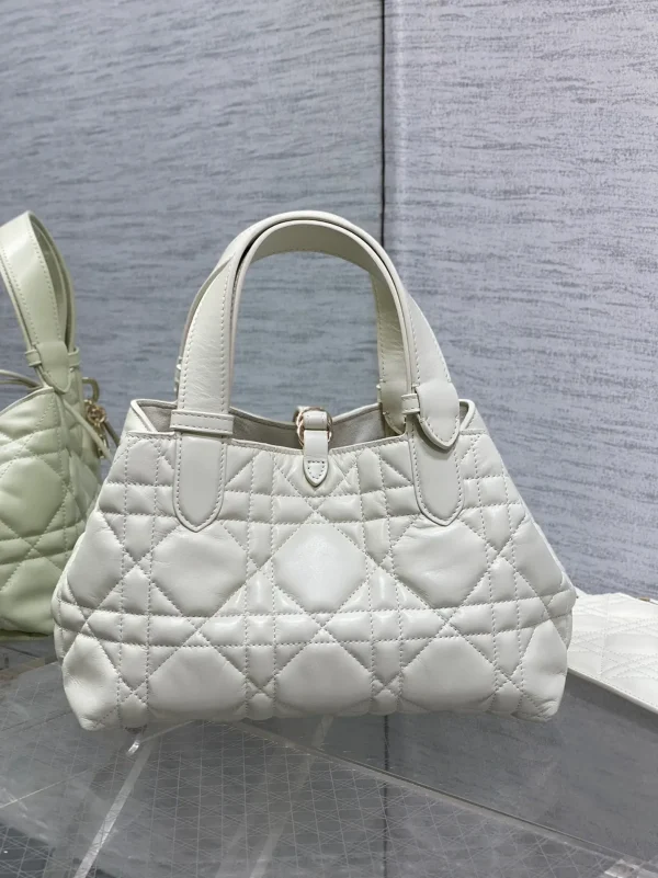 Contrefaçon Petit Sac Toujours Dior en veau macrocannage blanc – Image 2