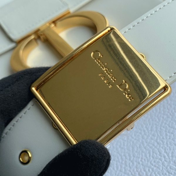 Contrefaçon Sac Dior 30 Montaigne Box en veau box blanc – Image 7