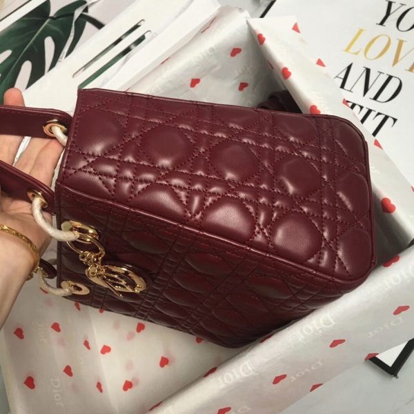 Réplique Sac Lady Dior Medium en agneau bordeaux – Image 2
