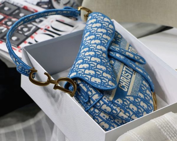 Fausse Sac Saddle Dior en broderie Oblique bleu bleuet – Image 3