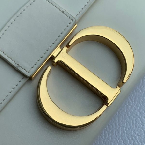 Contrefaçon Sac Dior 30 Montaigne Box en veau box blanc – Image 8