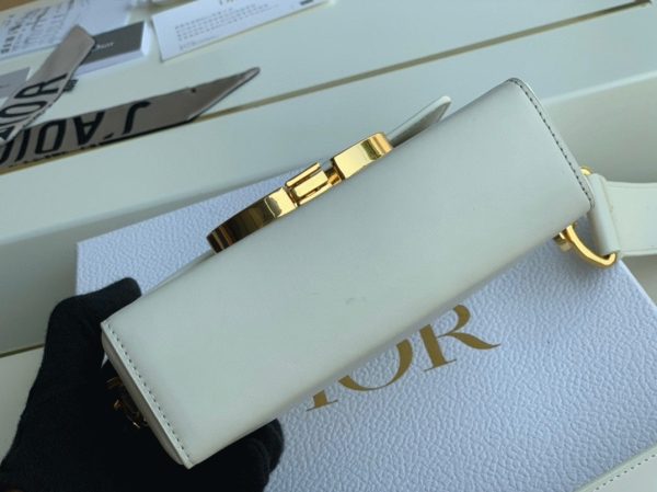 Contrefaçon Sac Dior 30 Montaigne Box en veau box blanc – Image 9