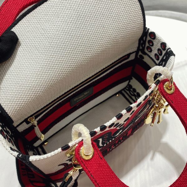 Réplique Sac Lady D-Lite Medium en broderie Cupidon multicolore blanc – Image 7