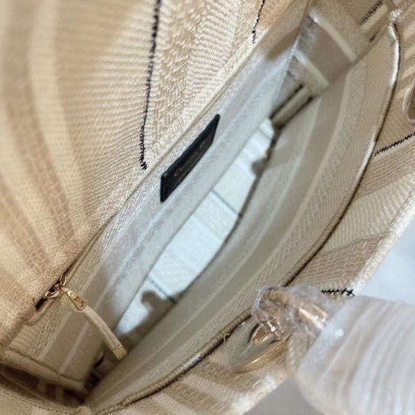 Contrefaçon Sac Lady D-Lite Medium en broderie rayures beige – Image 9