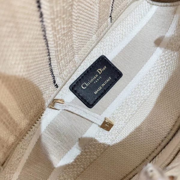 Contrefaçon Sac Lady D-Lite Medium en broderie rayures beige – Image 8