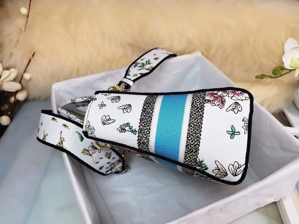 Fausse Sac Lady D-Lite Medium en broderie D-Constellation blanche – Image 8