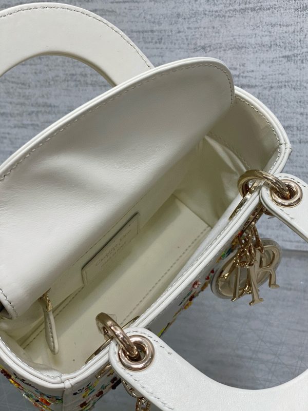 Contrefaçon Mini Sac Lady Dior en veau blanc avec petites fleurs multicolores – Image 2