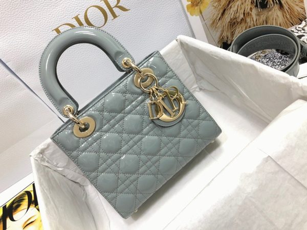 Réplique Petit Sac Lady Dior en veau verni gris cannage – Image 2