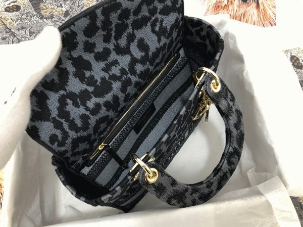 Contrefaçon Sac Lady D-Lite Medium en broderie Mizza grise – Image 10
