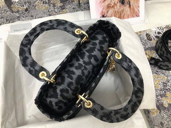 Contrefaçon Sac Lady D-Lite Medium en broderie Mizza grise – Image 9