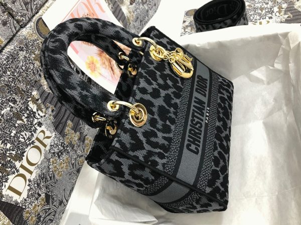 Contrefaçon Sac Lady D-Lite Medium en broderie Mizza grise – Image 7