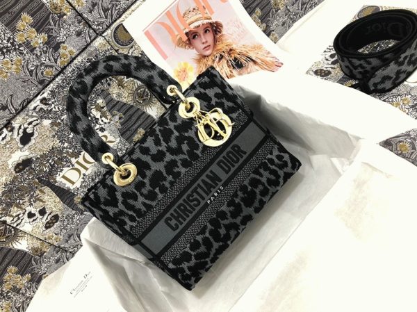 Contrefaçon Sac Lady D-Lite Medium en broderie Mizza grise – Image 6