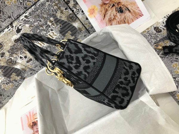 Contrefaçon Sac Lady D-Lite Medium en broderie Mizza grise – Image 5