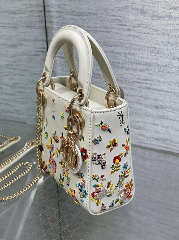 Contrefaçon Mini Sac Lady Dior en veau blanc avec petites fleurs multicolores – Image 3