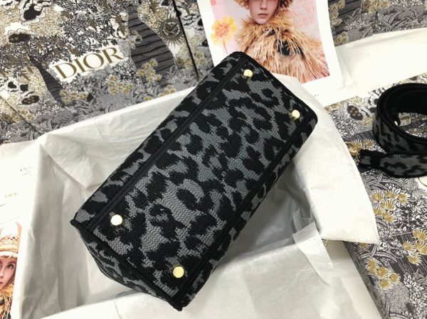 Contrefaçon Sac Lady D-Lite Medium en broderie Mizza grise – Image 3