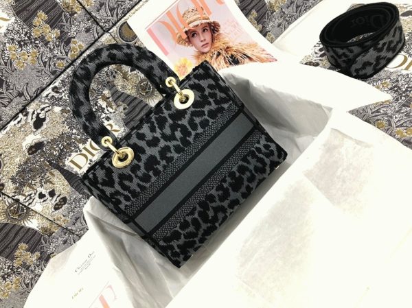 Contrefaçon Sac Lady D-Lite Medium en broderie Mizza grise – Image 2