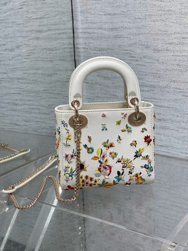 Contrefaçon Mini Sac Lady Dior en veau blanc avec petites fleurs multicolores – Image 4