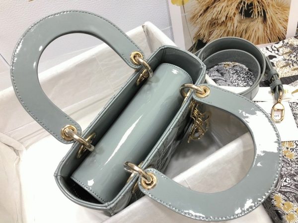 Réplique Petit Sac Lady Dior en veau verni gris cannage – Image 4