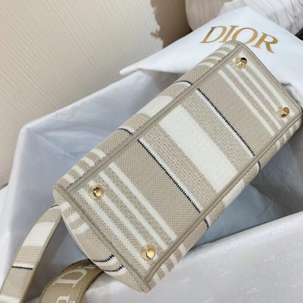Contrefaçon Sac Lady D-Lite Medium en broderie rayures beige – Image 5