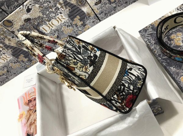 Imitation Sac Lady D-Lite Medium en broderie Mille Fleurs – Image 4