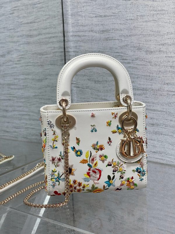 Contrefaçon Mini Sac Lady Dior en veau blanc avec petites fleurs multicolores – Image 5