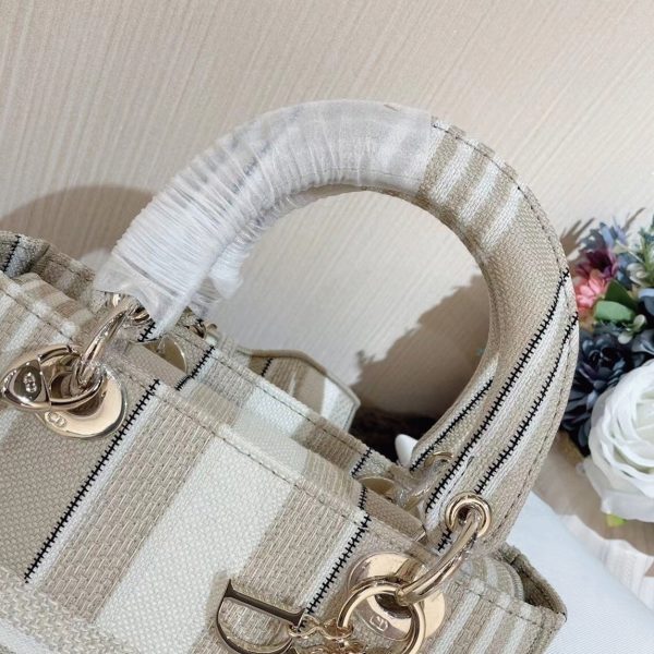 Contrefaçon Sac Lady D-Lite Medium en broderie rayures beige – Image 4
