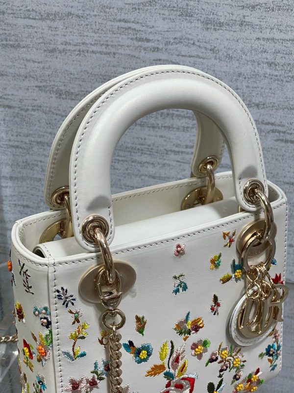 Contrefaçon Mini Sac Lady Dior en veau blanc avec petites fleurs multicolores – Image 6