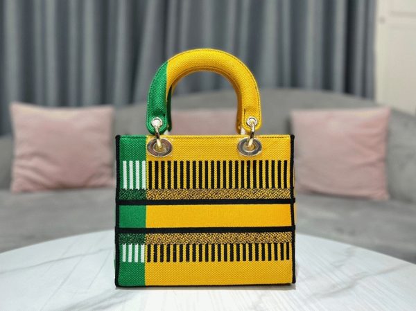 Fausse Sac Lady D-Lite Medium en broderie D-Flower Pop jaune et vert – Image 3