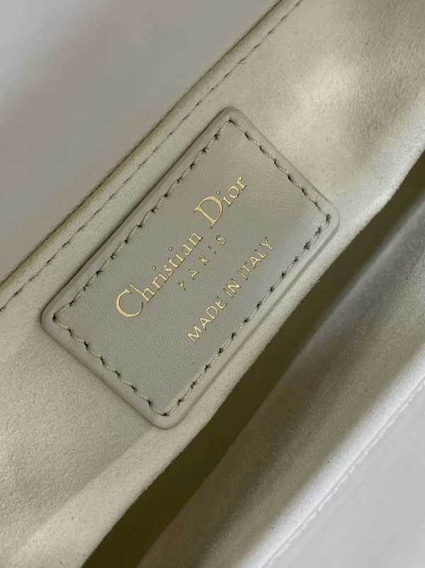 Contrefaçon Mini Sac Lady Dior en veau blanc avec petites fleurs multicolores – Image 7