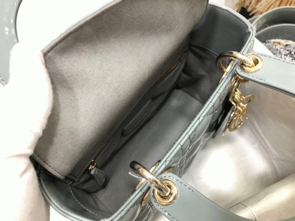 Réplique Petit Sac Lady Dior en veau verni gris cannage – Image 7