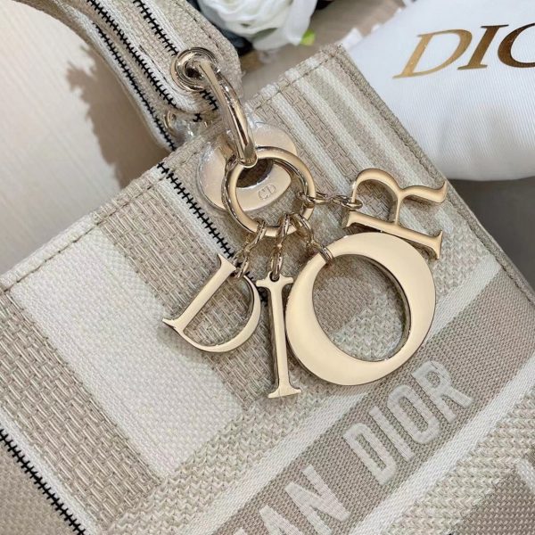 Contrefaçon Sac Lady D-Lite Medium en broderie rayures beige – Image 2