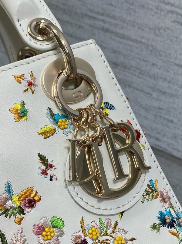 Contrefaçon Mini Sac Lady Dior en veau blanc avec petites fleurs multicolores – Image 8