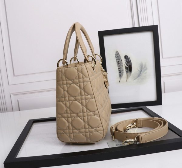 Contrefaçon Sac Lady Dior Medium en beige – Image 9