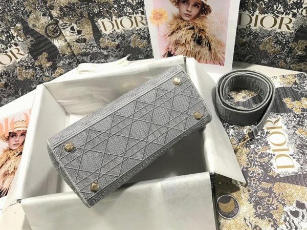 Faux Sac Lady D-Lite Medium en toile Cannage grise brodée – Image 9