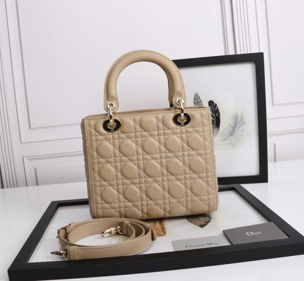 Contrefaçon Sac Lady Dior Medium en beige – Image 8