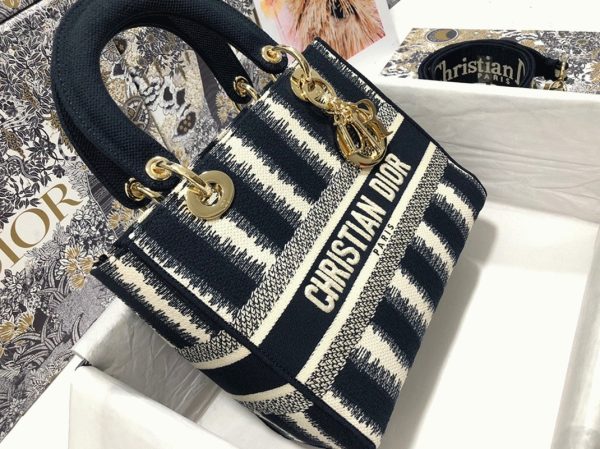 Imitation Sac Lady D-Lite Medium en broderie rayures bleues – Image 9