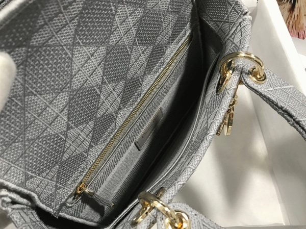Faux Sac Lady D-Lite Medium en toile Cannage grise brodée – Image 2