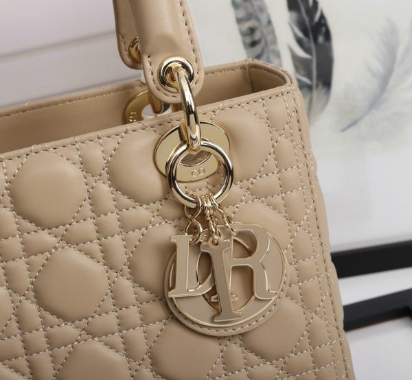 Contrefaçon Sac Lady Dior Medium en beige – Image 7