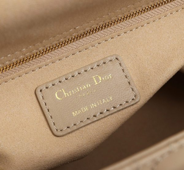 Contrefaçon Sac Lady Dior Medium en beige – Image 6