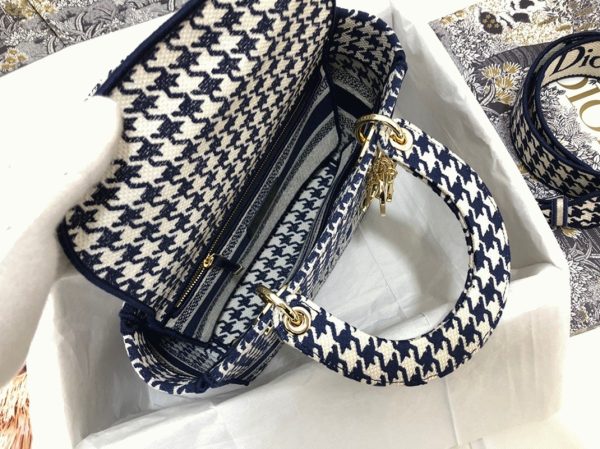 Réplique Sac Lady D-Lite Medium en broderie Pied-de-poule noire et blanche – Image 8