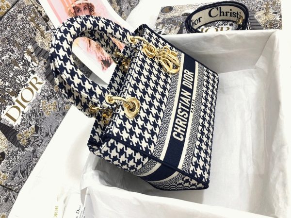 Réplique Sac Lady D-Lite Medium en broderie Pied-de-poule noire et blanche – Image 3