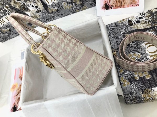 Contrefaçon Sac Lady D-Lite Medium en broderie Pied-de-poule rose et blanche – Image 10