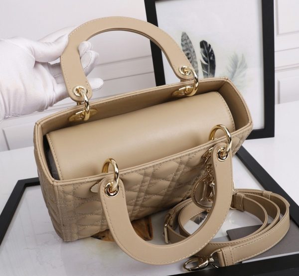 Contrefaçon Sac Lady Dior Medium en beige – Image 5