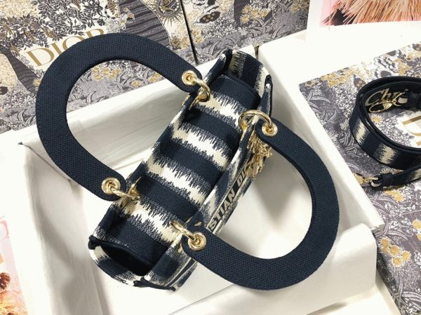 Imitation Sac Lady D-Lite Medium en broderie rayures bleues – Image 7