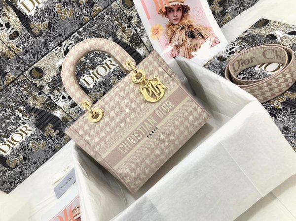 Contrefaçon Sac Lady D-Lite Medium en broderie Pied-de-poule rose et blanche – Image 9