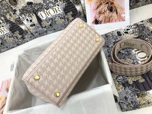 Contrefaçon Sac Lady D-Lite Medium en broderie Pied-de-poule rose et blanche – Image 7