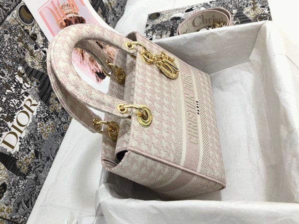 Contrefaçon Sac Lady D-Lite Medium en broderie Pied-de-poule rose et blanche – Image 5
