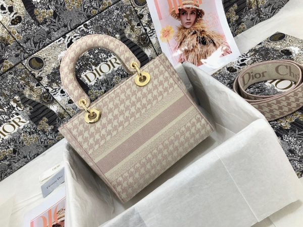 Contrefaçon Sac Lady D-Lite Medium en broderie Pied-de-poule rose et blanche – Image 3